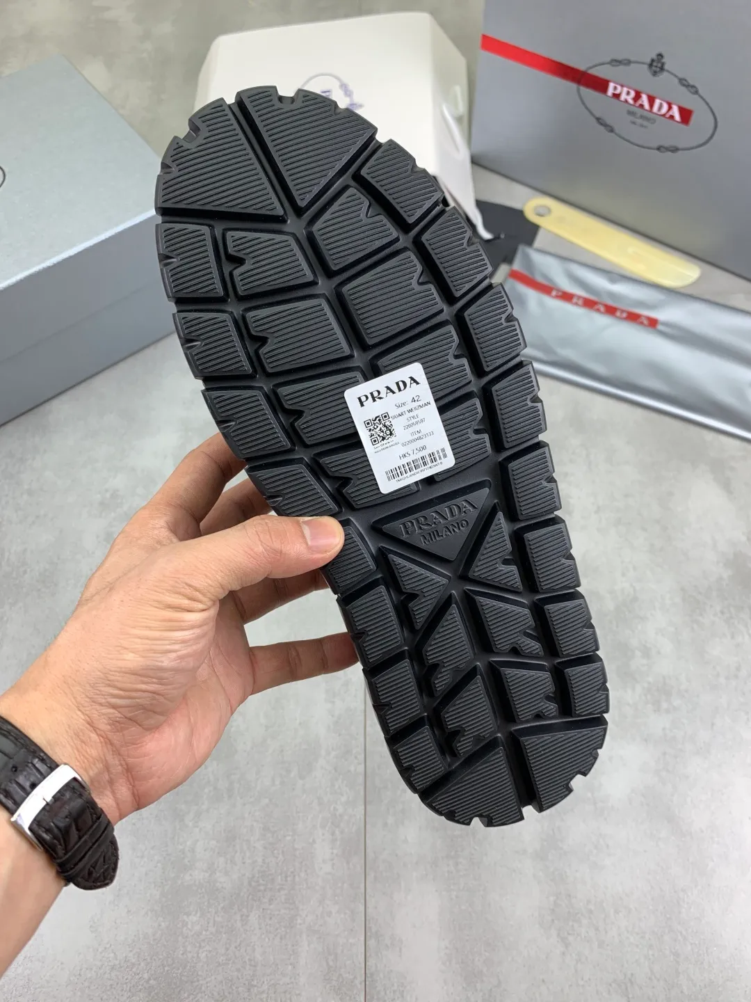 Men's shoes 💰P600💰 [New style] Flying weave series (summer must-have) is now available on the official website, 🆘 Trendy brand (Prada) mainly promotes popular models, avant-garde and versatile fashionable men's shoes, private version mold opening, cowhide surface splicing 1:1.. Fashionable and simple, original imported cowhide and cowhide leather feet; the atmosphere and personality are more fashionable, eye-catching and pursuing class. It will subvert the old idea and be a must-have for fashion trendsetters with you! Must keep it for yourself! High-end comfort and low-end, high-end quality workmanship. Size: 38-45 4️⃣colors available.